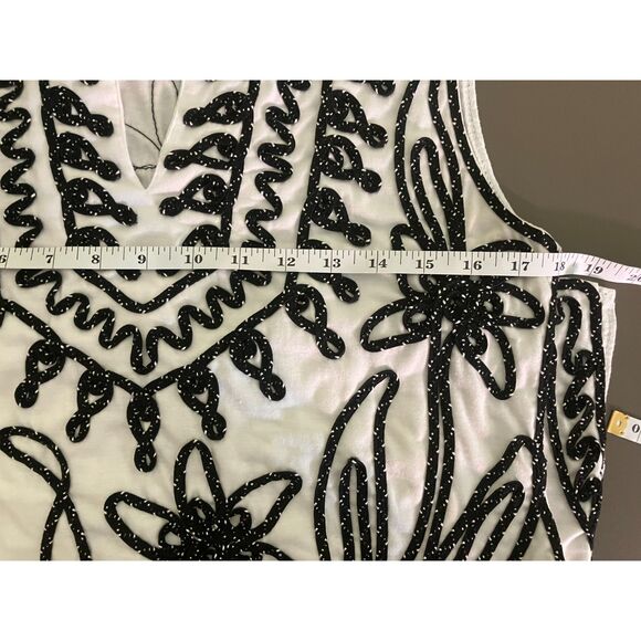 Objects D'art embellished artsy split neck sleeveless top - Picture 8 of 9